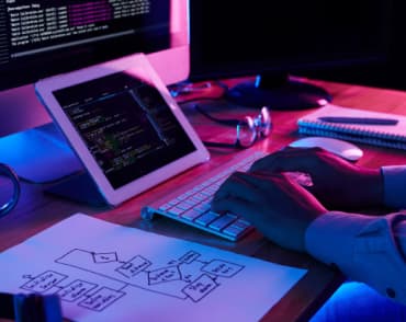 Человек работает на компьютере