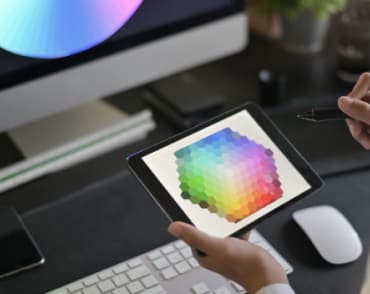 Человек работает на планшете